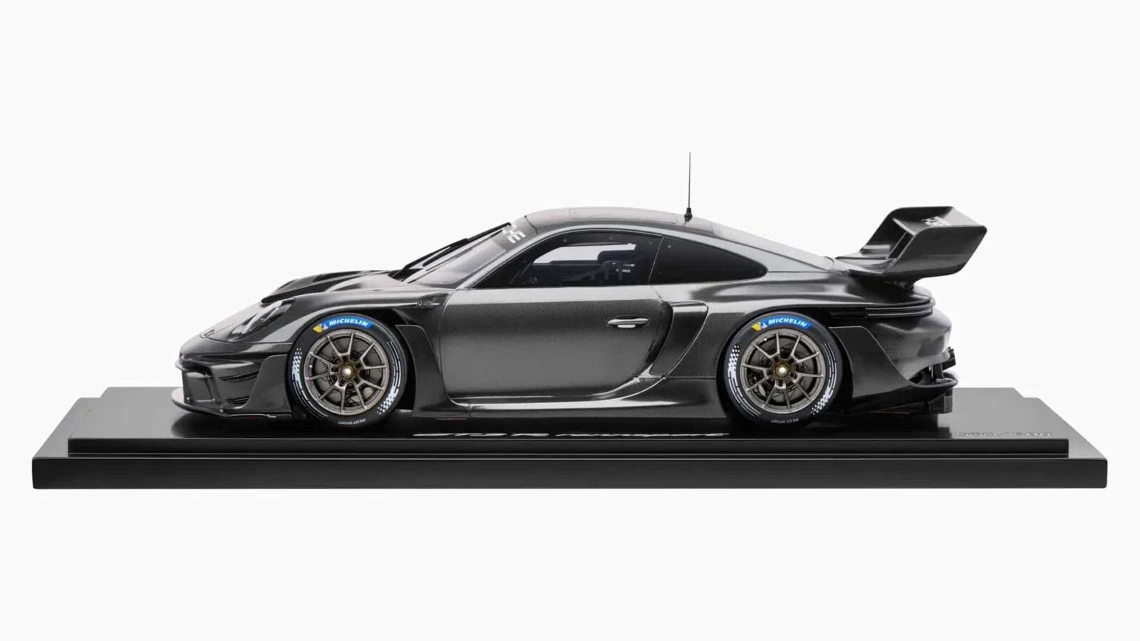 1:18 Porsche 911 (992) GT3 R Rennsport Carbon Black with Showcase