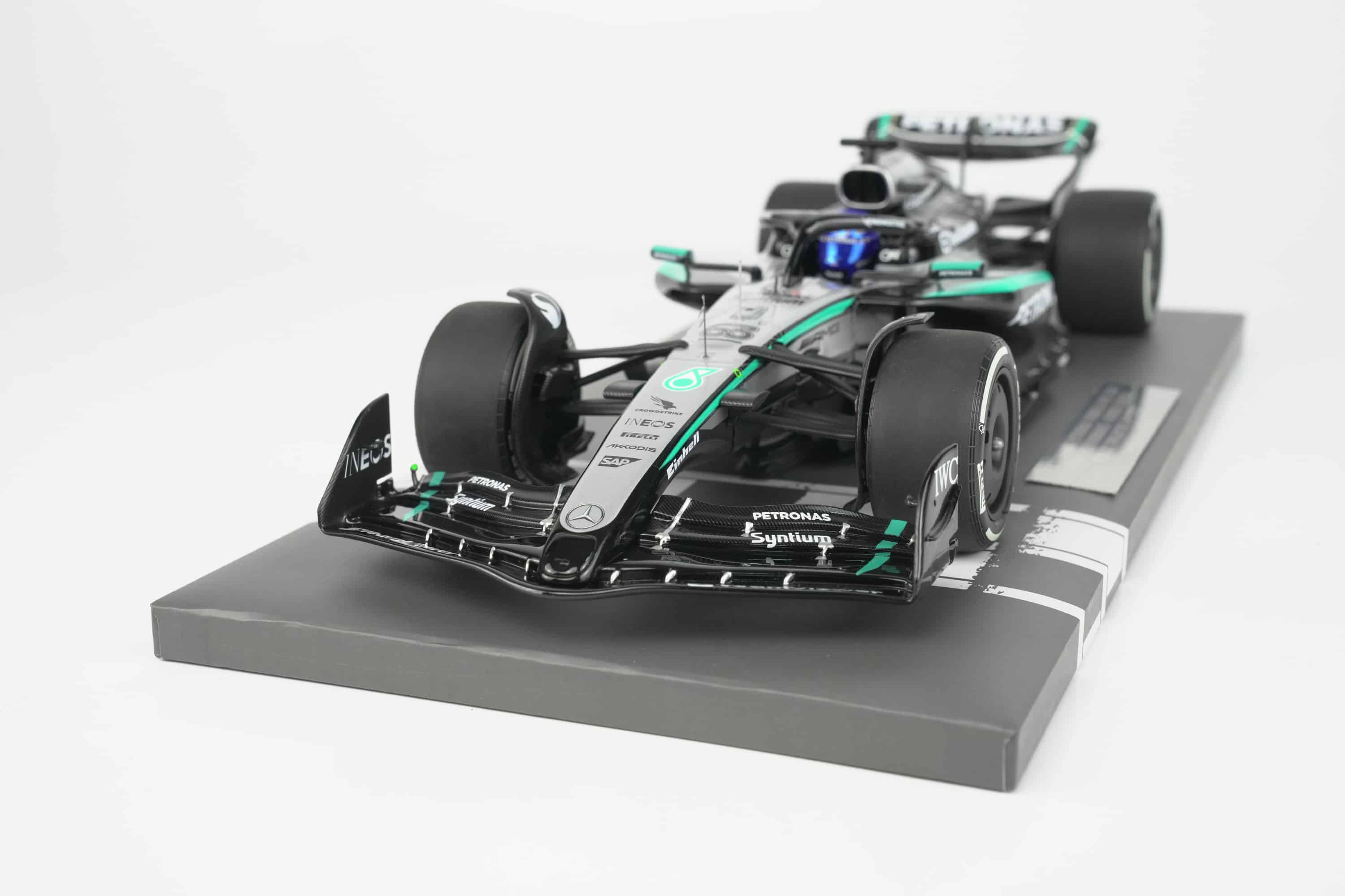 Minichamps 1:18 Mercedes-AMG Petronas F1 Team W16 E Performance No.63 George Russell Winner Singapore GP 2025 (117251863) Limited Edition Resin Model 7 Minichamps 1:18 Mercedes-AMG W16 E Performance No.63 George Russell Winner Singapore GP 2025 black silver resin model (117251863) - high front view