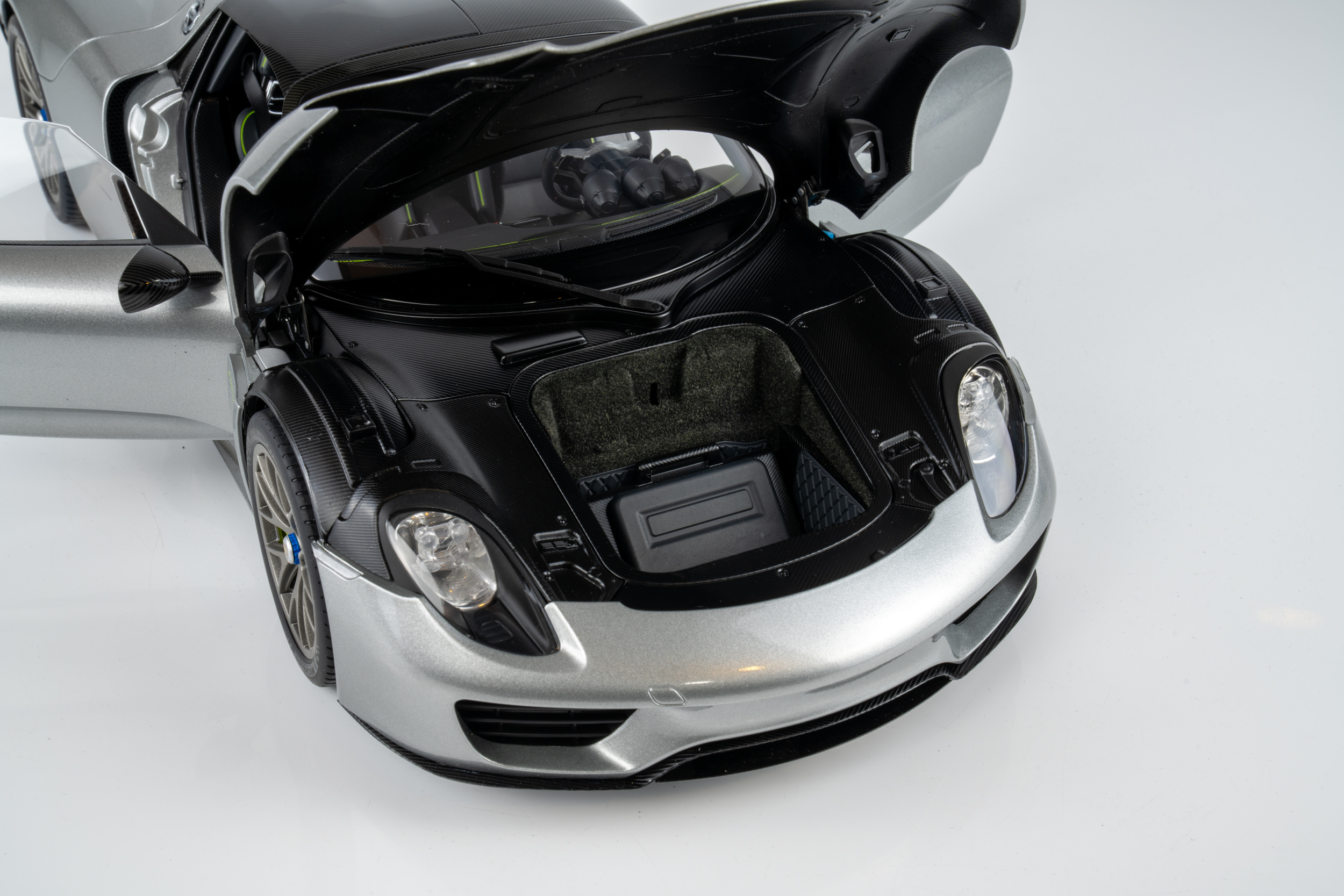 AUTOart 1:12 Porsche 918 Spyder Weissach Package GT Silver Metallic (12123) Composite Model 8 AUTOart 1:12 Porsche 918 Spyder Weissach Package GT Silver Metallic (12123) Composite Model - Image 8