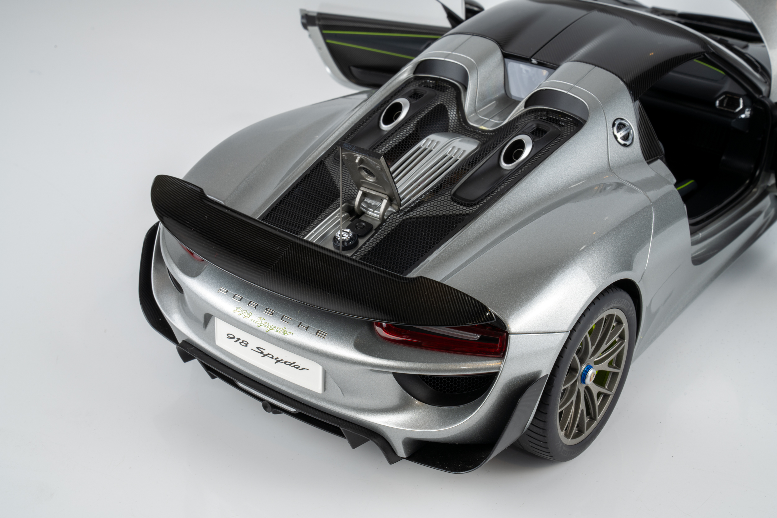 AUTOart 1:12 Porsche 918 Spyder Weissach Package GT Silver Metallic (12123) Composite Model 11 AUTOart 1:12 Porsche 918 Spyder Weissach Package GT Silver Metallic (12123) Composite Model - Image 11