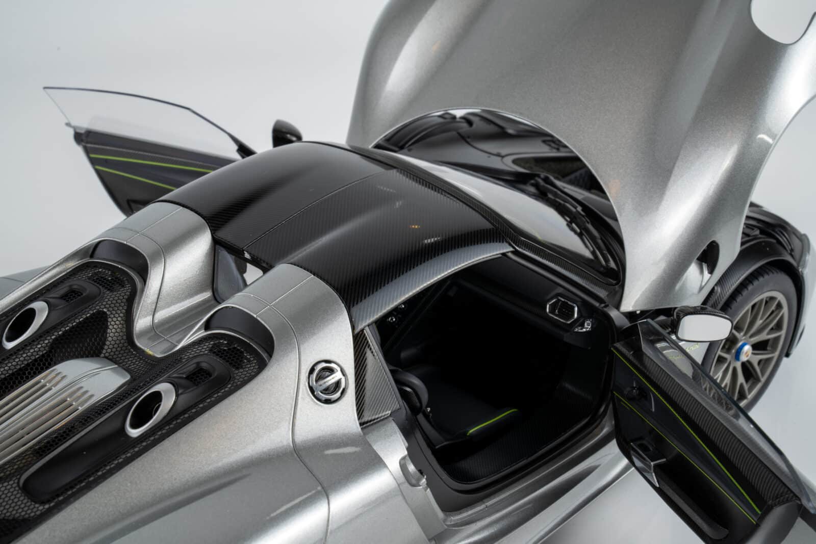 AUTOart 1:12 Porsche 918 Spyder Weissach Package GT Silver