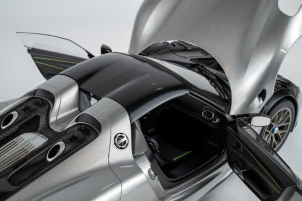 AUTOart 1:12 Porsche 918 Spyder Weissach Package GT Silver Metallic (12123) Composite Model 21 AUTOart 1:12 Porsche 918 Spyder Weissach Package GT Silver Metallic (12123) Composite Model