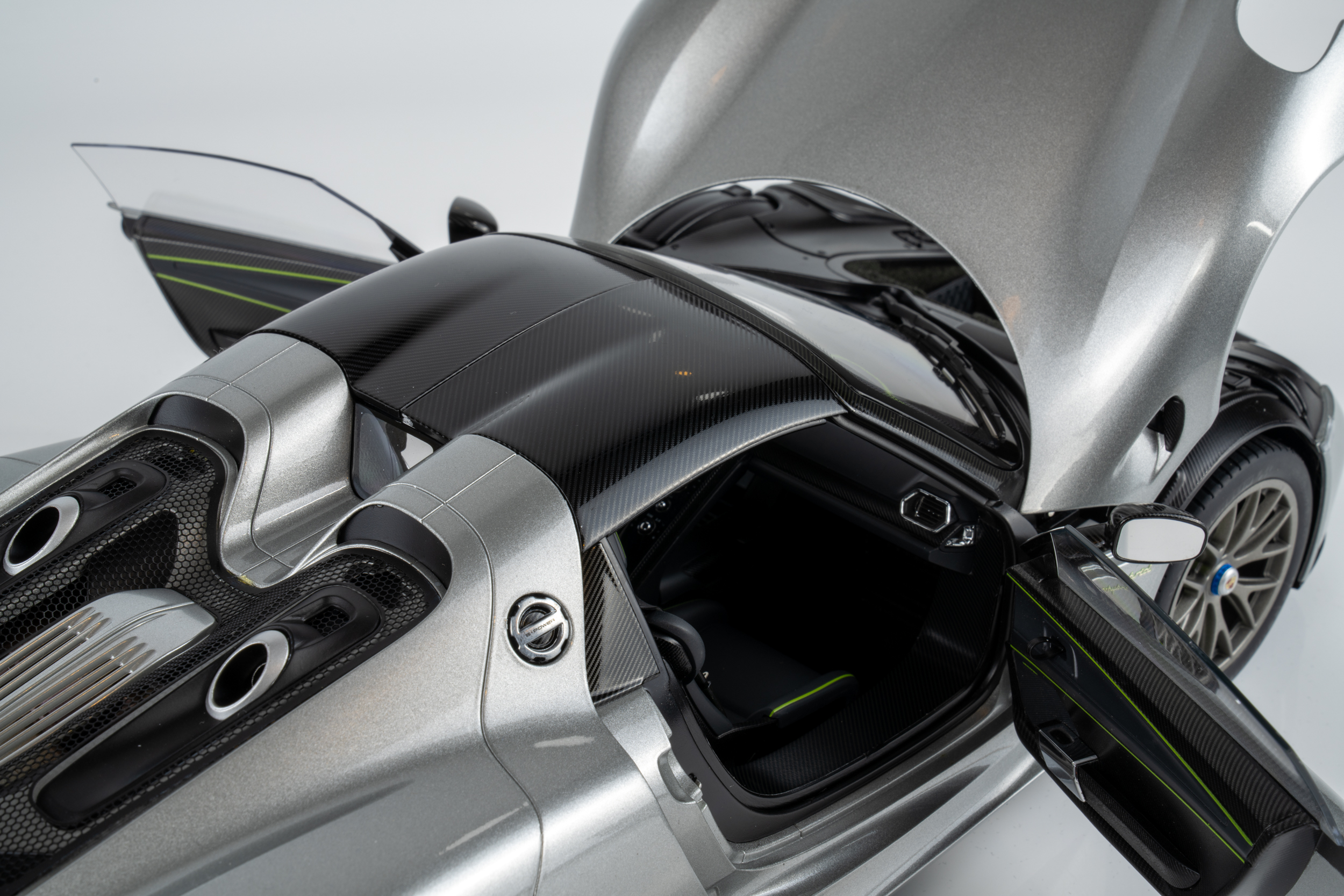 AUTOart 1:12 Porsche 918 Spyder Weissach Package GT Silver Metallic (12123) Composite Model 7 AUTOart 1:12 Porsche 918 Spyder Weissach Package GT Silver Metallic (12123) Composite Model - Image 7