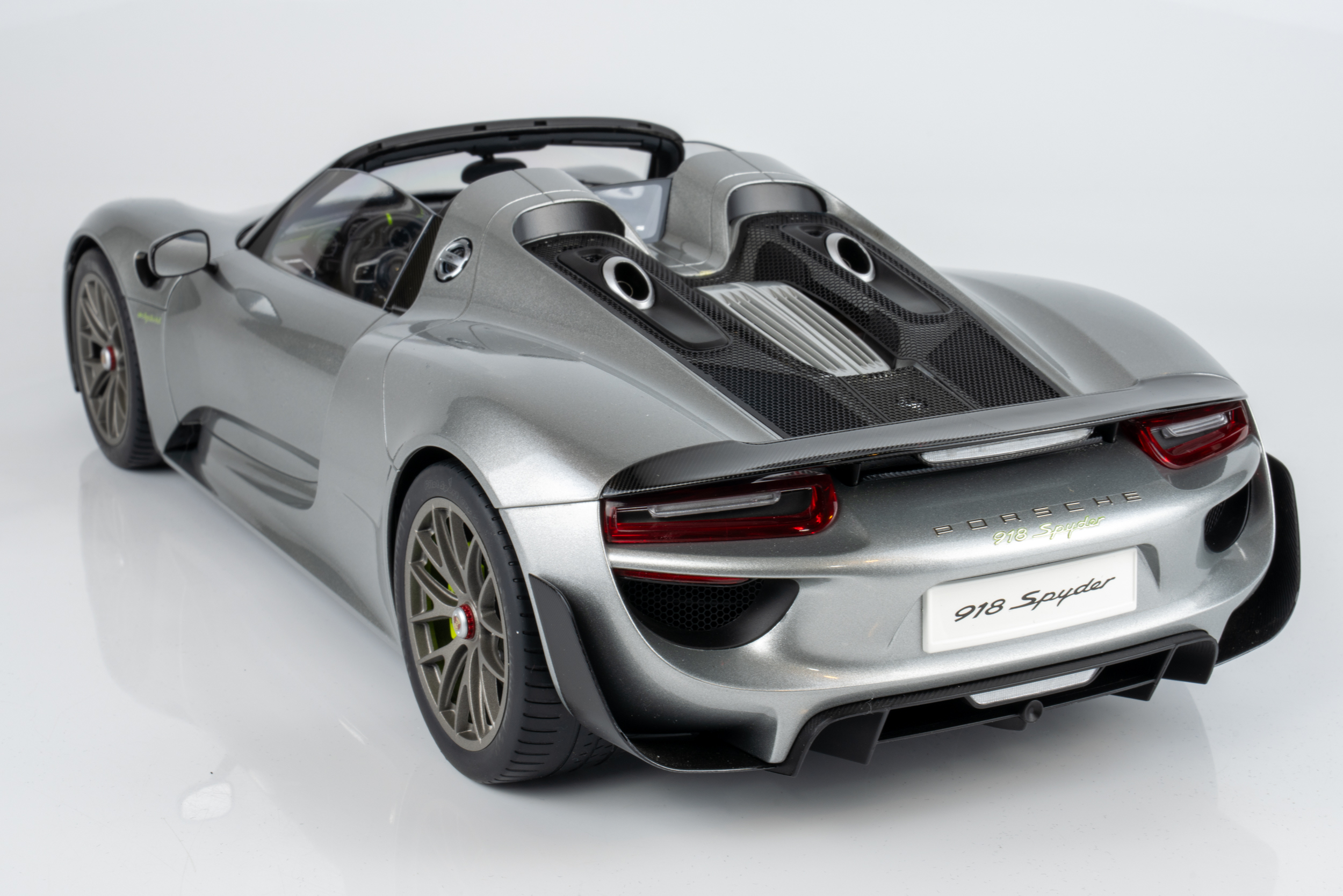 AUTOart 1:12 Porsche 918 Spyder Weissach Package GT Silver Metallic (12123) Composite Model 5 AUTOart 1:12 Porsche 918 Spyder Weissach Package GT Silver Metallic (12123) Composite Model - Image 5
