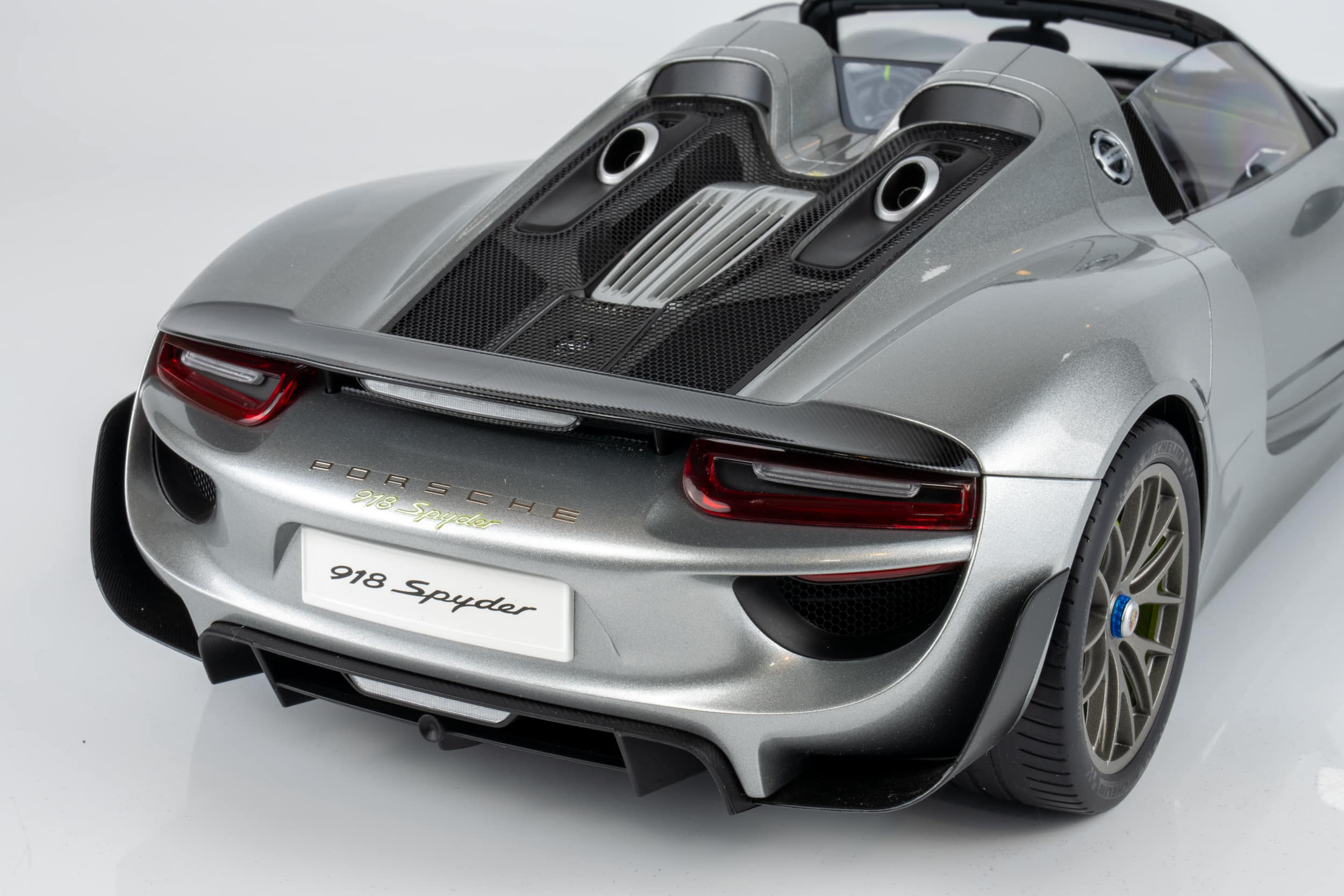 AUTOart 1:12 Porsche 918 Spyder Weissach Package GT Silver Metallic (12123) Composite Model 12 AUTOart 1:12 Porsche 918 Spyder Weissach Package GT Silver Metallic (12123) Composite Model - Image 12
