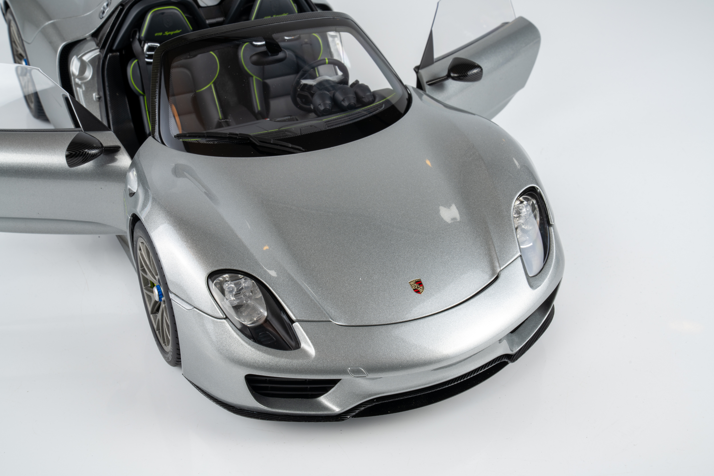 AUTOart 1:12 Porsche 918 Spyder Weissach Package GT Silver Metallic (12123) Composite Model 10 AUTOart 1:12 Porsche 918 Spyder Weissach Package GT Silver Metallic (12123) Composite Model - Image 10
