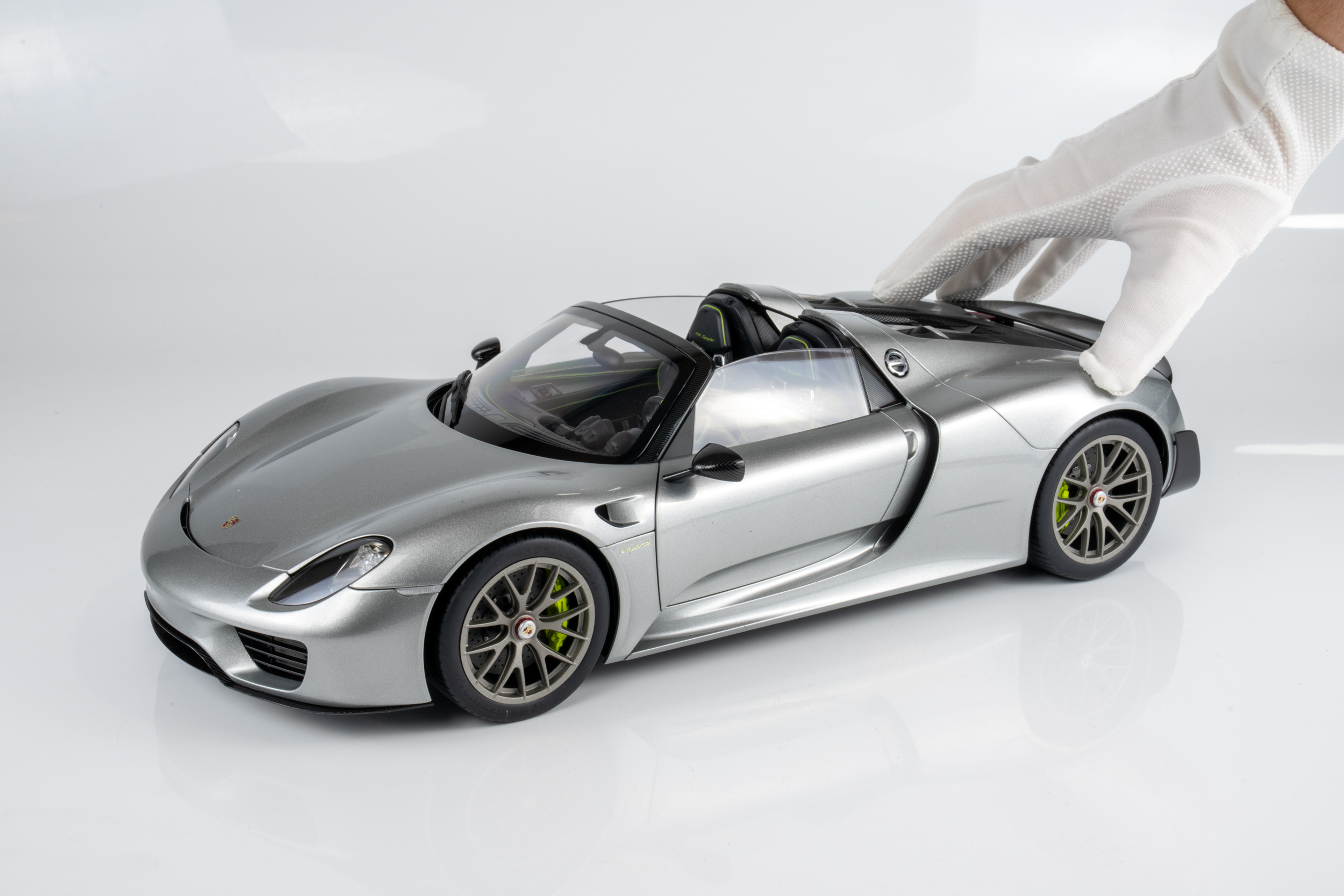 AUTOart 1:12 Porsche 918 Spyder Weissach Package GT Silver Metallic (12123) Composite Model 3 AUTOart 1:12 Porsche 918 Spyder Weissach Package GT Silver Metallic (12123) Composite Model - Image 3