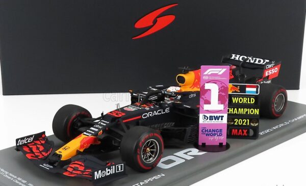 Spark 1:18 Red Bull Racing RB16B World Champion #33 Max Verstappen Abu Dhabi 2021 (With Pitboard)