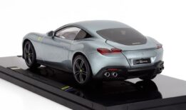 Polistil - 1:18 Ferrari Roma 2019 Grey Metallic with Showcase - Limited Edition Resin Model
