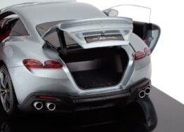 Polistil - 1:18 Ferrari Roma 2019 Grey Metallic with Showcase - Limited Edition Resin Model