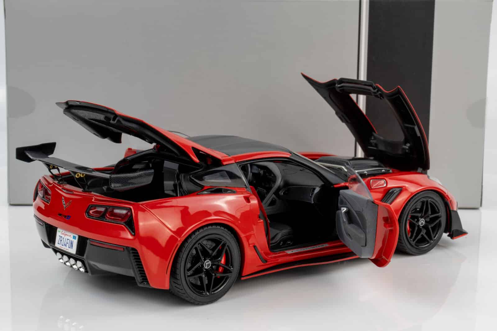 Ixo - 1:18 Chevrolet Corvette C7 ZR1 Red 2019 - Diecast Model
