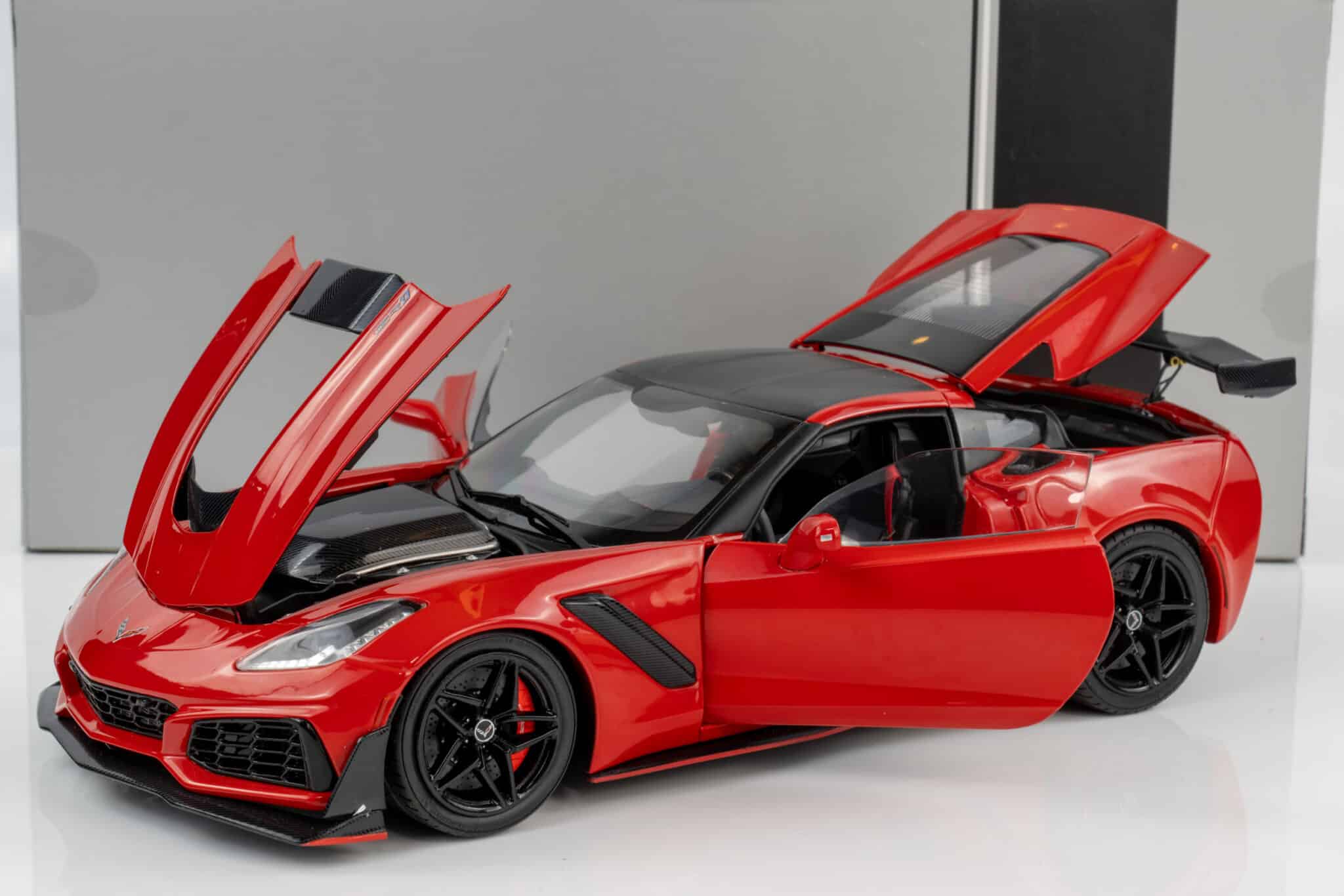 Ixo - 1:18 Chevrolet Corvette C7 ZR1 Red 2019 - Diecast Model