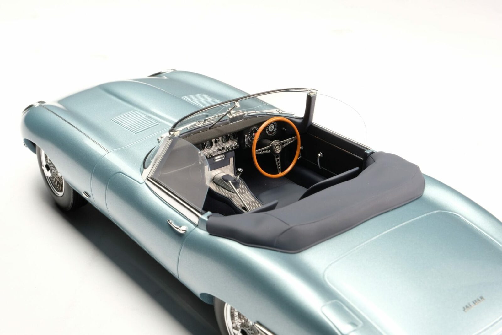 Amalgam - 1:18 Jaguar E-Type Roadster 1961 Light Blue - Resin Model