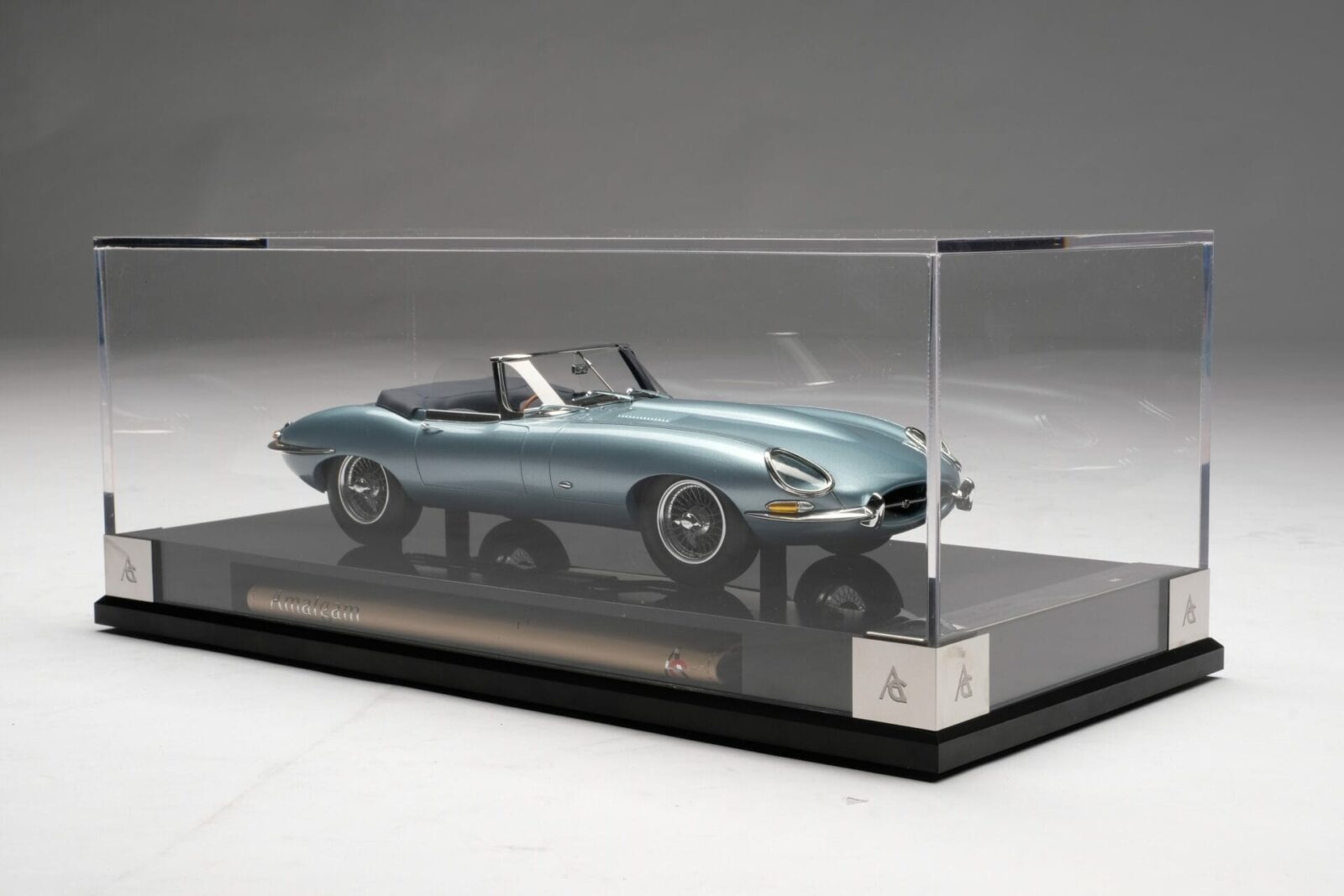 Amalgam - 1:18 Jaguar E-Type Roadster 1961 Light Blue - Resin Model