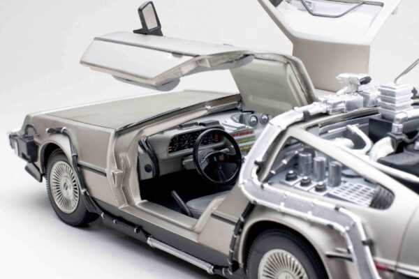 Sun Star 1:18 DMC DeLorean Back to the Future Movie 1 Diecast Model 2711