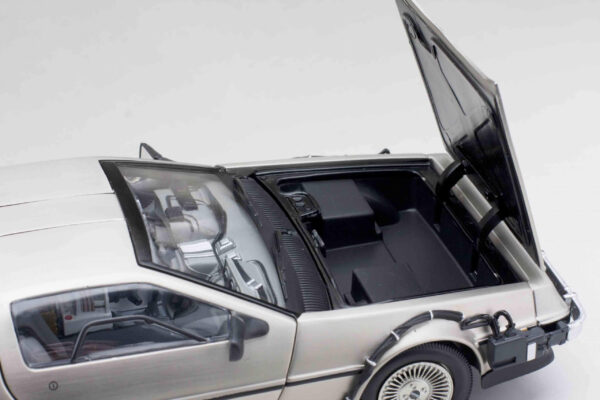 Sun Star 1:18 DMC DeLorean Back to the Future Movie 1 Diecast Model 2711