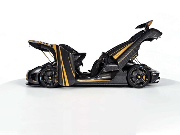 FrontiArt - 1:18 Koenigsegg Agera S Hundra Carbon Gold (Full Openings) - Limited Edition Resin Model 26 FrontiArt - 1:18 Koenigsegg Agera S Hundra Carbon Gold (Full Openings) - Limited Edition Resin Model