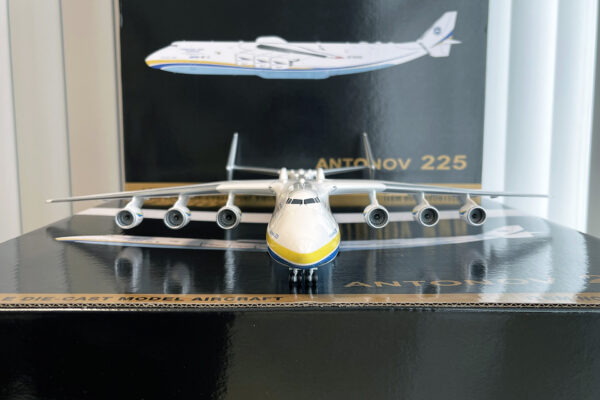 gemini jets - 1:200 antonov airlines an-225 mriya ur-82060 (g2adb1225)