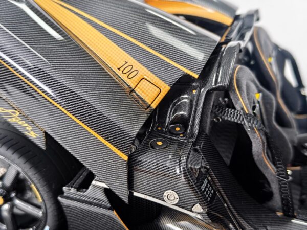 FrontiArt - 1:18 Koenigsegg Agera S Hundra Carbon Gold (Full Openings) - Limited Edition Resin Model 32 FrontiArt - 1:18 Koenigsegg Agera S Hundra Carbon Gold (Full Openings) - Limited Edition Resin Model