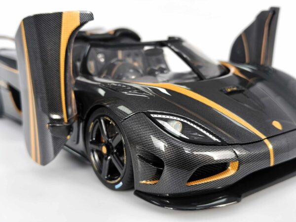 FrontiArt - 1:18 Koenigsegg Agera S Hundra Carbon Gold (Full Openings) - Limited Edition Resin Model 33 FrontiArt - 1:18 Koenigsegg Agera S Hundra Carbon Gold (Full Openings) - Limited Edition Resin Model