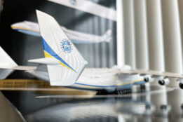 gemini jets - 1:200 antonov airlines an-225 mriya ur-82060 (g2adb1225)