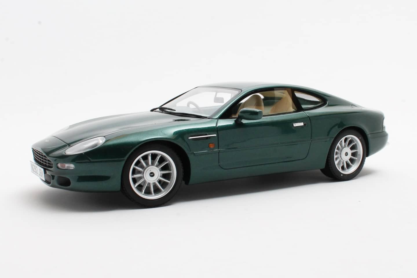 Cult Scale - 1:18 Aston Martin DB7 Coupe Buckingham Green 1993-99 - Limited Edition Resin Model