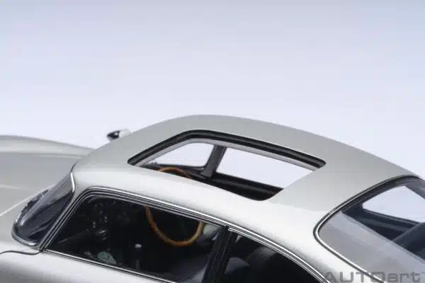 AUTOart - 1:18 Aston Martin DB5 Goldfinger James Bond with Weapons Fitted 1964