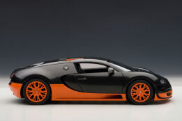 AUTOart 1:18 Bugatti Veyron Super Sport (Carbon Black/Orange Side Skirts) (70936)