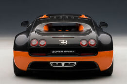 AUTOart 1:18 Bugatti Veyron Super Sport (Carbon Black/Orange Side Skirts) (70936)