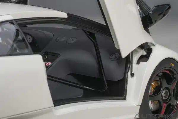 AUTOart - 1:18 Lamborghini Diablo SV R 1996 Impact White