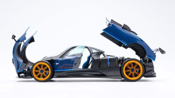 BBR 1:18 Pagani Zonda Tricolore 2010 (850620121DIE) Diecast Model with Briefcase 11 BBR 1:18 Pagani Zonda Tricolore 2010 (850620121DIE) Diecast Model with Briefcase