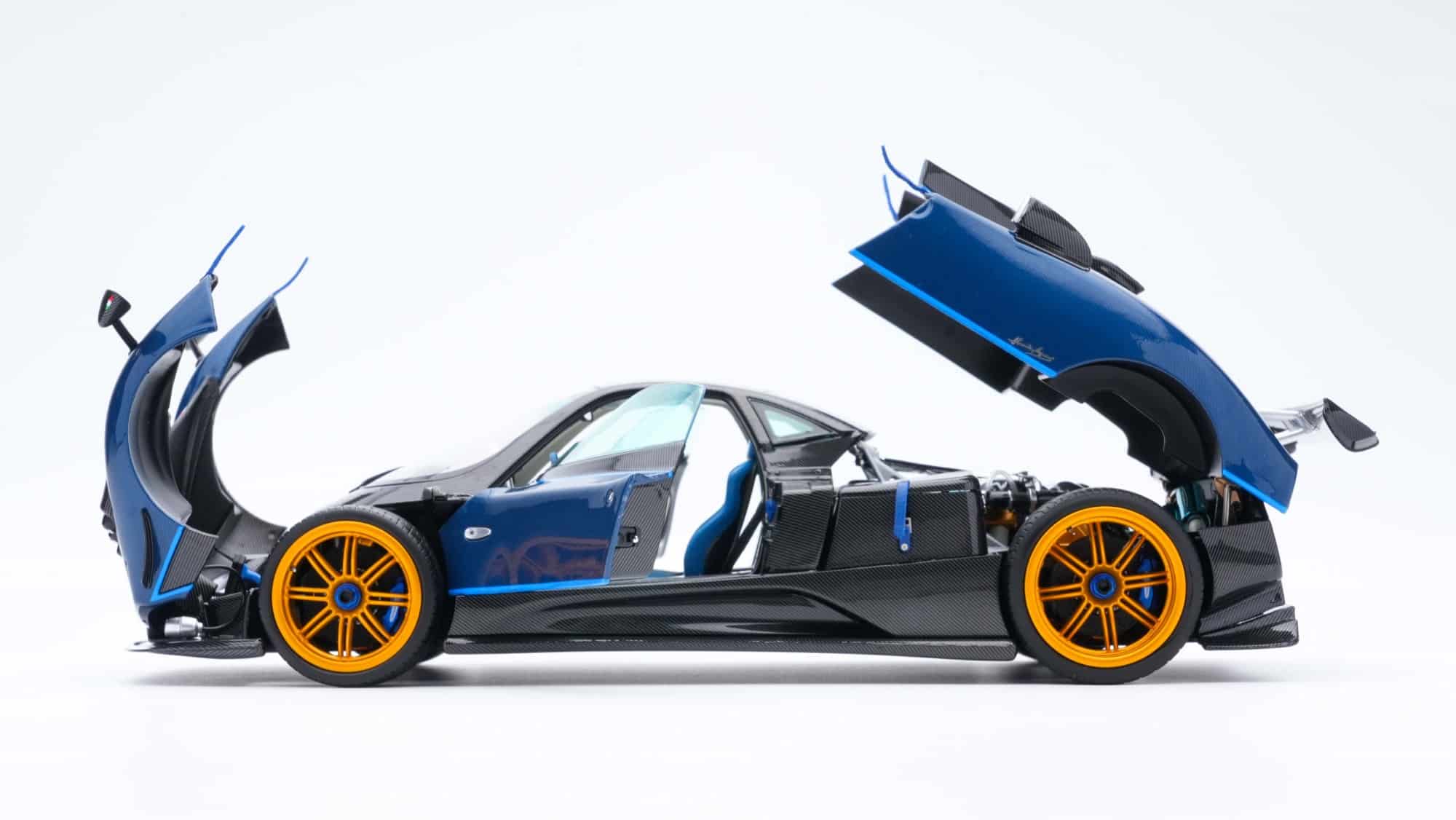 BBR 1:18 Pagani Zonda Tricolore 2010 (850620121DIE) Diecast Model with Briefcase 3 BBR 1:18 Pagani Zonda Tricolore 2010 (850620121DIE) Diecast Model with Briefcase - Image 3