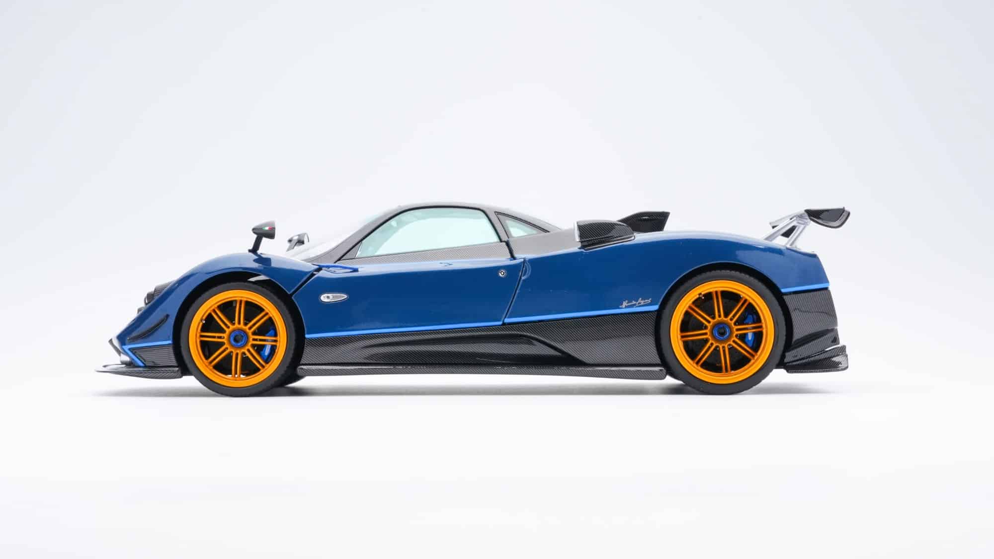 BBR 1:18 Pagani Zonda Tricolore 2010 (850620121DIE) Diecast Model with Briefcase 7 BBR 1:18 Pagani Zonda Tricolore 2010 (850620121DIE) Diecast Model with Briefcase - Image 7
