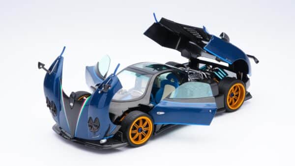 BBR 1:18 Pagani Zonda Tricolore 2010 (850620121DIE) Diecast Model with Briefcase