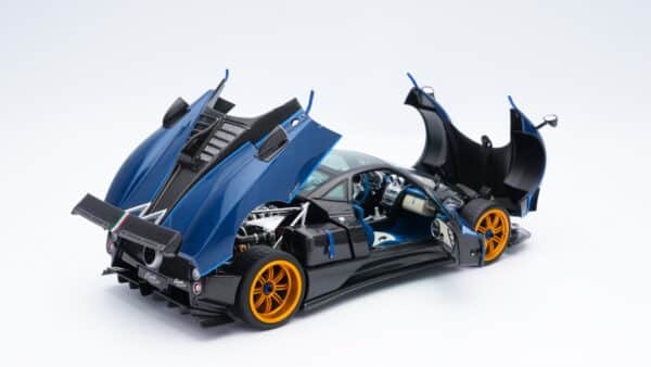 Diecast Model Shop - Model Universe 46 Alternative view of BBR 1:18 Pagani Zonda Tricolore 2010 (850620121DIE) Diecast Model with Briefcase