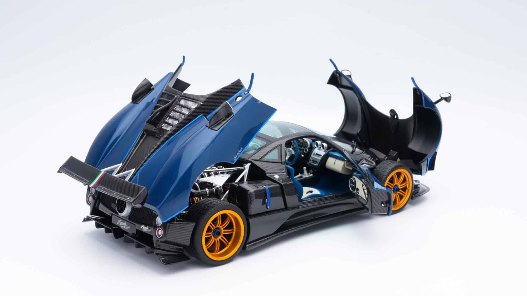 BBR 1:18 Pagani Zonda Tricolore 2010 (850620121DIE) Diecast Model with Briefcase 2 BBR 1:18 Pagani Zonda Tricolore 2010 (850620121DIE) Diecast Model with Briefcase - Image 2