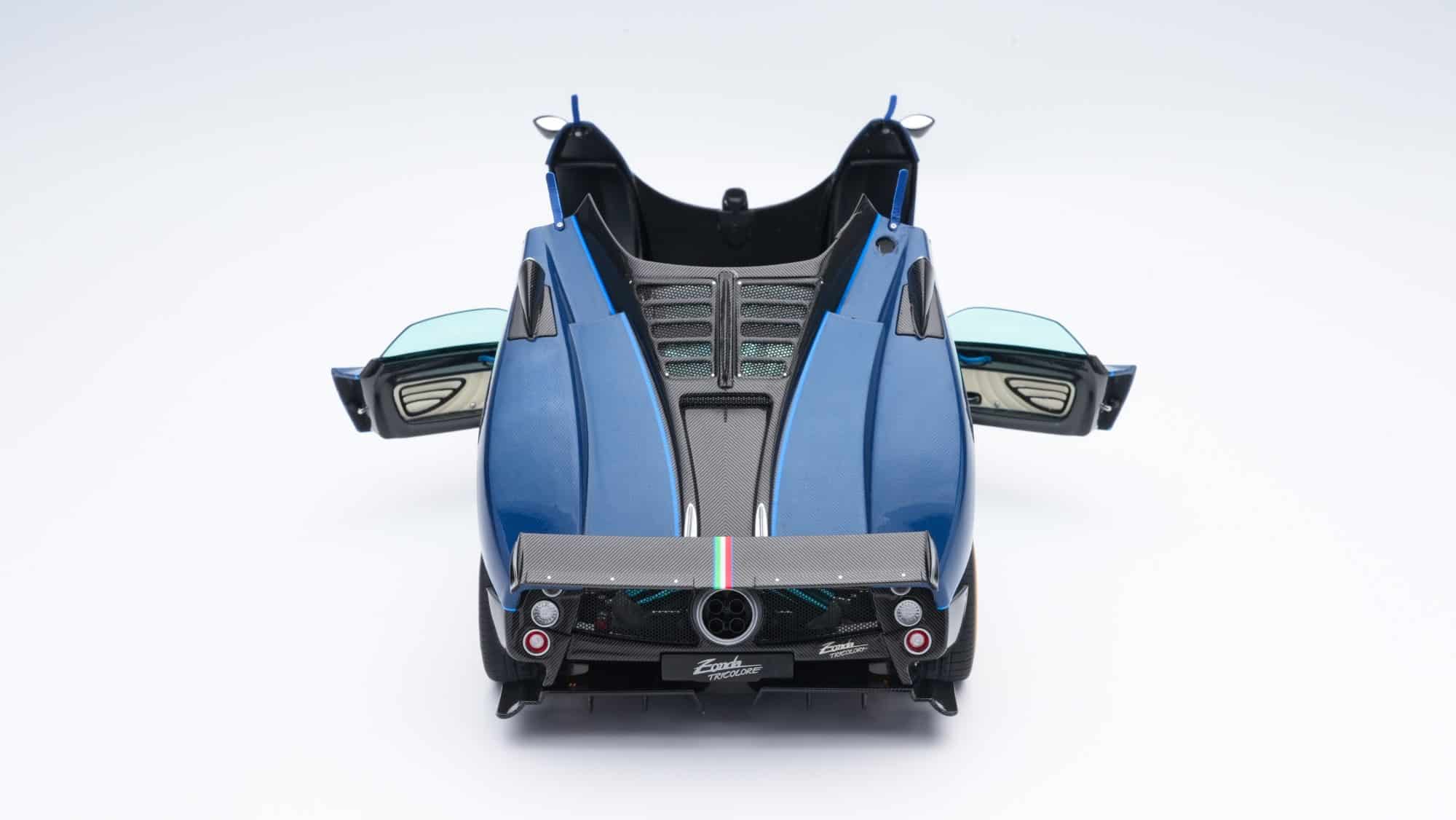 BBR 1:18 Pagani Zonda Tricolore 2010 (850620121DIE) Diecast Model with Briefcase 9 BBR 1:18 Pagani Zonda Tricolore 2010 (850620121DIE) Diecast Model with Briefcase - Image 9