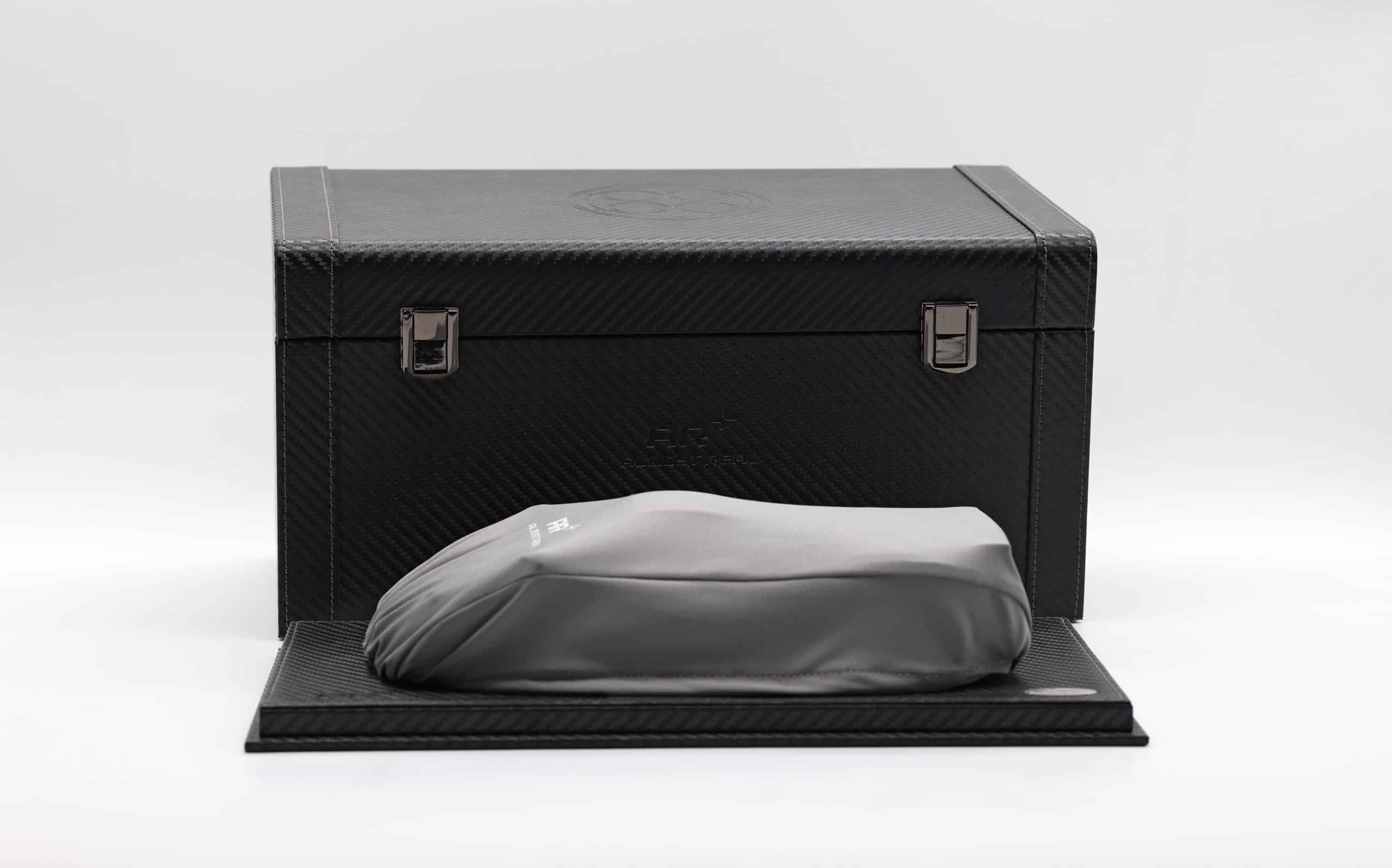 BBR 1:18 Pagani Zonda Tricolore 2010 (850620121DIE) Diecast Model with Briefcase 4 BBR 1:18 Pagani Zonda Tricolore 2010 (850620121DIE) Diecast Model with Briefcase - Image 4