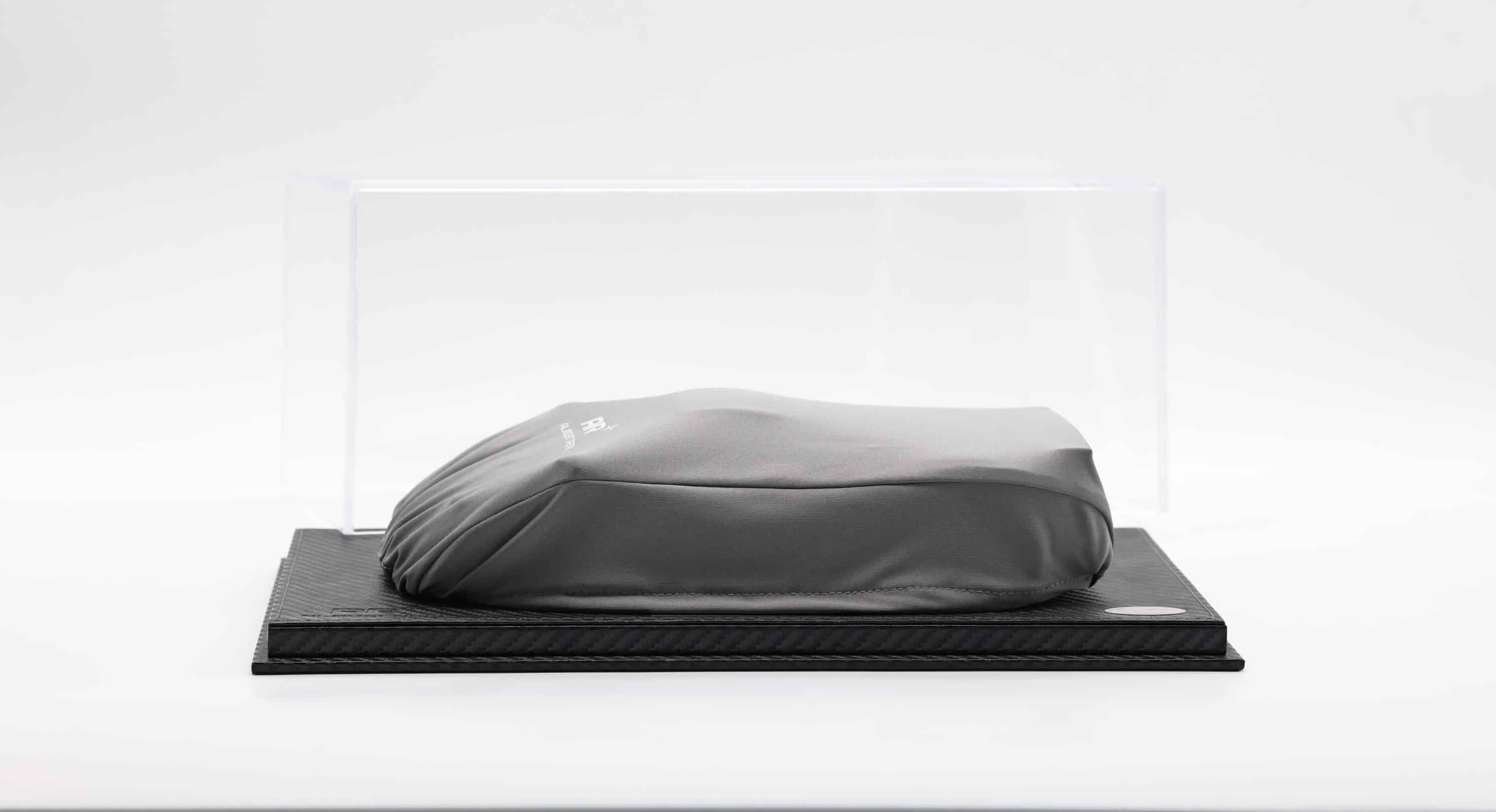 BBR 1:18 Pagani Zonda Tricolore 2010 (850620121DIE) Diecast Model with Briefcase 5 BBR 1:18 Pagani Zonda Tricolore 2010 (850620121DIE) Diecast Model with Briefcase - Image 5