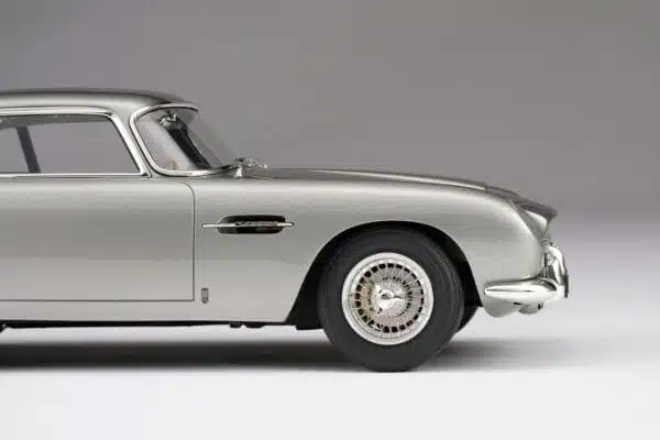 Amalgam - 1:18 Aston Martin DB5 Vantage Silver Birch