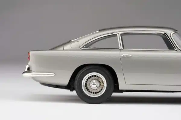 Amalgam - 1:18 Aston Martin DB5 Vantage Silver Birch