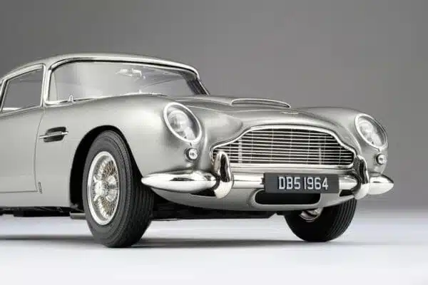 Amalgam - 1:18 Aston Martin DB5 Vantage Silver Birch