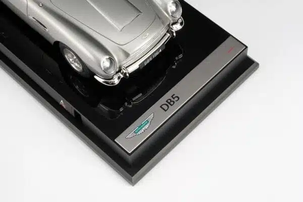 Amalgam - 1:18 Aston Martin DB5 Vantage Silver Birch