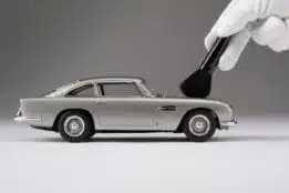 Amalgam - 1:18 Aston Martin DB5 Vantage Silver Birch