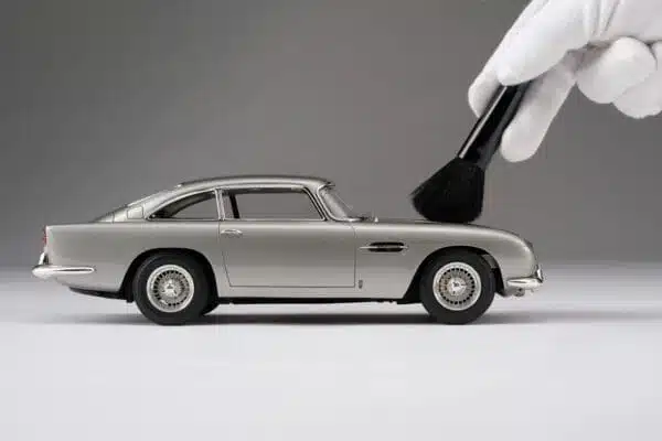 Amalgam - 1:18 Aston Martin DB5 Vantage Silver Birch