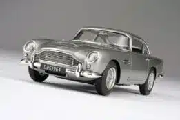 Amalgam - 1:18 Aston Martin DB5 Vantage Silver Birch