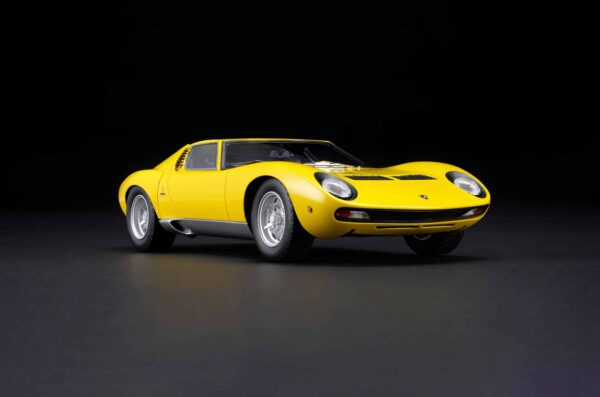 Amalgam 1:18 Lamborghini Miura P400 SV (1971) Yellow - Resin Model 17 Amalgam 1:18 Lamborghini Miura P400 SV (1971) Yellow - Resin Model