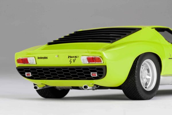 Amalgam 1:18 Lamborghini Miura P400 SV (1971) Green - Resin Model 24 Amalgam 1:18 Lamborghini Miura P400 SV (1971) Green - Resin Model