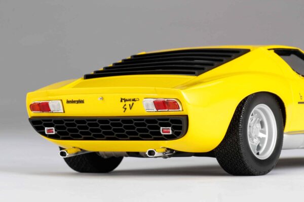 Amalgam 1:18 Lamborghini Miura P400 SV (1971) Yellow - Resin Model 20 Amalgam 1:18 Lamborghini Miura P400 SV (1971) Yellow - Resin Model