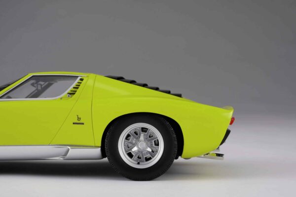 Amalgam 1:18 Lamborghini Miura P400 SV (1971) Green - Resin Model 28 Amalgam 1:18 Lamborghini Miura P400 SV (1971) Green - Resin Model